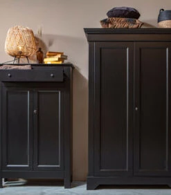 WOOOD Eva Meidenkast - Grenen Geborsteld - Zwart - 150x93x40 -Huishoudelijke Producten Winkel c79d0712adb54f5eb6def77b394a137c